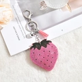 Llavero de fresa con diamantes de imitación rosas, borla de cuero y campana en fondo suave - Llavero + Colgante de Strass / Rosa (Estilo Borla)
