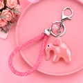 Nahaufnahme von rosa Elefanten-Anhänger mit Strass-Handschlaufe und Glitzerkugel-Detail - Rosa