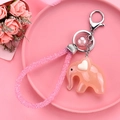Detailansicht eines rosa Elefanten Schlüsselanhängers mit Diamantseil und Sandkugel - Hellrosa