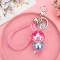 Détail du porte-clés lapin en cristal rose avec poupée en résine et dragonne scintillante - Rose (Lapin Dégradé Laser)
