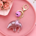 Grauer Elefanten-Schlüsselanhänger aus Acryl mit rosa Herzohren und goldener Kette - Lila