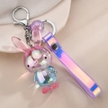 Nahaufnahme vom holografischen Hasen-Schlüsselanhänger mit lila Acryl und Karabiner - Rosa