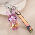 Detail eines bunten Acryl-Hasen-Schlüsselanhängers mit schillerndem Laserband und Clip - Lila