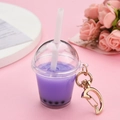 Detail eines lila Taro Bubble Tea Schlüsselanhängers mit goldenem Federverschluss - Mondschnalle + Milchteetasse / Lila