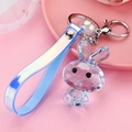 Blauer Schlüsselanhänger Hase aus Acryl mit schillerndem Armband auf rosa Grund - Lederband + Hase + Perle / Hellblau