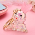 Gros plan d'un porte-clés lapin en acrylique irisé avec des paillettes holographiques - Argent