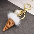 Détail du porte-clés glace avec pompon en fourrure et cône gaufré texturé - Argent