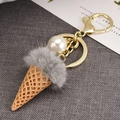 Détail du porte-clés cornet de glace avec fourrure grise et perle blanche élégante - Gris clair