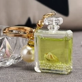 Llavero de frasco de perfume de acrílico con líquido verde, perlas y dije de concha - Verde