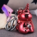 Dettaglio portachiavi unicorno rosso metallizzato con corda intrecciata e cinturino laser - Rosso