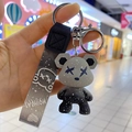 Dettaglio del portachiavi a forma di orsetto sfumato con motivo a stelle e cinturino - Grigio