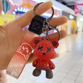 Dettaglio portachiavi a forma di orso sfumato rosso e marrone con cinturino in tessuto - Rosso