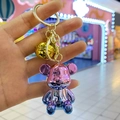 Détail d'un porte-clés ours dégradé bleu-violet avec clochette et anneau doré - Boucle en Or Clair + Ours + Cloche / Rose