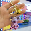 Gros plan d'un porte-clés ours violet électrolysé avec fermoir doré et clochette - Boucle en Or Clair + Ours + Cloche / Violet