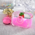 Portachiavi fotocamera rosa con fragole galleggianti e anello dorato per borse - Fotocamera