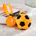 Detail eines Fußball-Schlüsselanhängers mit gelbem Ball und GOOOOAL-Armband - Lanyard-Stil / Zitronengelb