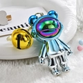 Dettaglio portachiavi orso spaziale con finitura cromata blu e grande campanello dorato - Ciondolo orso con grande campanello / Blu