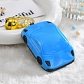 Dettaglio portachiavi auto sportiva blu con campanellino dorato su sfondo peluche - Blu