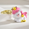 Detailansicht eines süßen weißen Einhorn-Schlüsselanhängers mit rosa Flügeln - Rosa 2