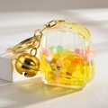 Détail du pendentif sac à dos en acrylique jaune avec paillettes et cloche dorée - Jaune Citron