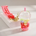 Dettaglio portachiavi bubble tea con cinturino rosa e anello metallico in oro - Serie di Lettere Rosse