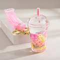 Dettaglio portachiavi a tazza di bubble tea con cinturino in silicone e anello d'oro - Serie di Lettere Rosa