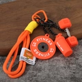 Détail de mini plaques de musculation et pendentif shaker sur porte-clés orange tressé - Style Haltère / Emballage en vrac / Orange