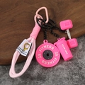 Detailweergave van roze fitness sleutelhanger met halterplaat en sportfles accessoires - Halter Stijl / Individuele Verpakking / Roze
