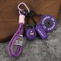 Vue détaillée du porte-clés fitness avec breloques en silicone violet et cordon tressé - Style Kettlebell / Emballage en vrac / Violet