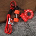Detail van fitness sleutelhanger met mini rode halter, gewichtsschijf en sportflesje - Halter Stijl / Individuele Verpakking / Rood