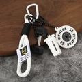 Détail d'un porte-clés fitness avec haltère noir et disque d'haltérophilie blanc - Style Haltère / Emballage en vrac / Blanc