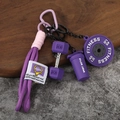 Détail porte-clés fitness violet avec haltère, disque de poids et bouteille sport - Style Haltère / Emballage en vrac / Violet