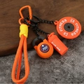 Détail d'un porte-clés fitness orange avec disque d'haltère, kettlebell et gourde sport - Style Kettlebell / Emballage en vrac / Orange