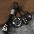 Macro d'un porte-clés fitness avec disque d'haltère, shaker et breloque de kettlebell - Style Kettlebell / Emballage en vrac / Noir