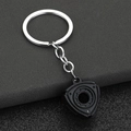 Macro d'un porte-clés rotor de moteur rotatif noir mat sur une surface en cuir - Noir mat