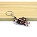 Dettaglio portachiavi moto con ruote mobili e finitura in bronzo dallo stile vintage - Rosso Antico