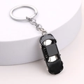 Elegante portachiavi a forma di auto nera con anello in argento su supporto bianco - Nero