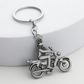 Vintage Motorradfahrer Schlüsselanhänger in Antik-Silber auf weißem Displayständer - Antikes Zinn