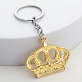 Portachiavi a corona in metallo dorato con anello argento su blocco display bianco - Oro