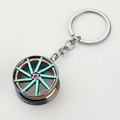 Regenbogenfarbener Auto-Felgen-Schlüsselanhänger aus Zinklegierung mit glänzendem Finish - Irisierend