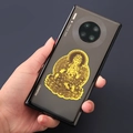 Macro di un adesivo metallico buddista dorato applicato sul retro di uno smartphone nero - Samantabhadra - Zodiaco Drago e Serpente