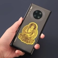 Dettaglio dell'adesivo buddista dorato con trama metallica in rilievo sullo smartphone - Akasagarbha - Zodiaco Bue e Tigre