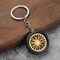 Detail von PVC Reifen Schlüsselanhänger mit goldener Felge und schwarzer Gummistruktur - Mattgold