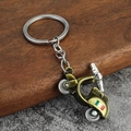 Detail eines Vintage-Motorroller-Schlüsselanhängers mit Italia-Gravur und Flaggenfarben - Bronze