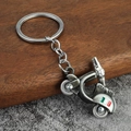Detailansicht des Retro-Scooter-Schlüsselanhängers mit Italia-Logo und Flaggenstreifen - Antikes Zinn
