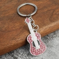 Dettaglio portachiavi a forma di chitarra argento con strass rosa su base in legno - Strass Rosa
