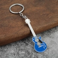 Portachiavi creativo a forma di chitarra elettrica blu con dettagli in metallo argento - Blu