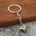 Antik-silberner Zinklegierung Würfel-Schlüsselanhänger mit Metallkette auf Holz - Antikes Zinn