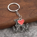 Porte-clés I Love Mom en argent avec cœur rouge sur fond de bois et de pierre rustique - MOM (I ❤️ MOM)