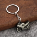 3D Motorrad Schlüsselanhänger aus Zinklegierung in Vintage-Silber auf Holzgrund - Antikes Zinn
